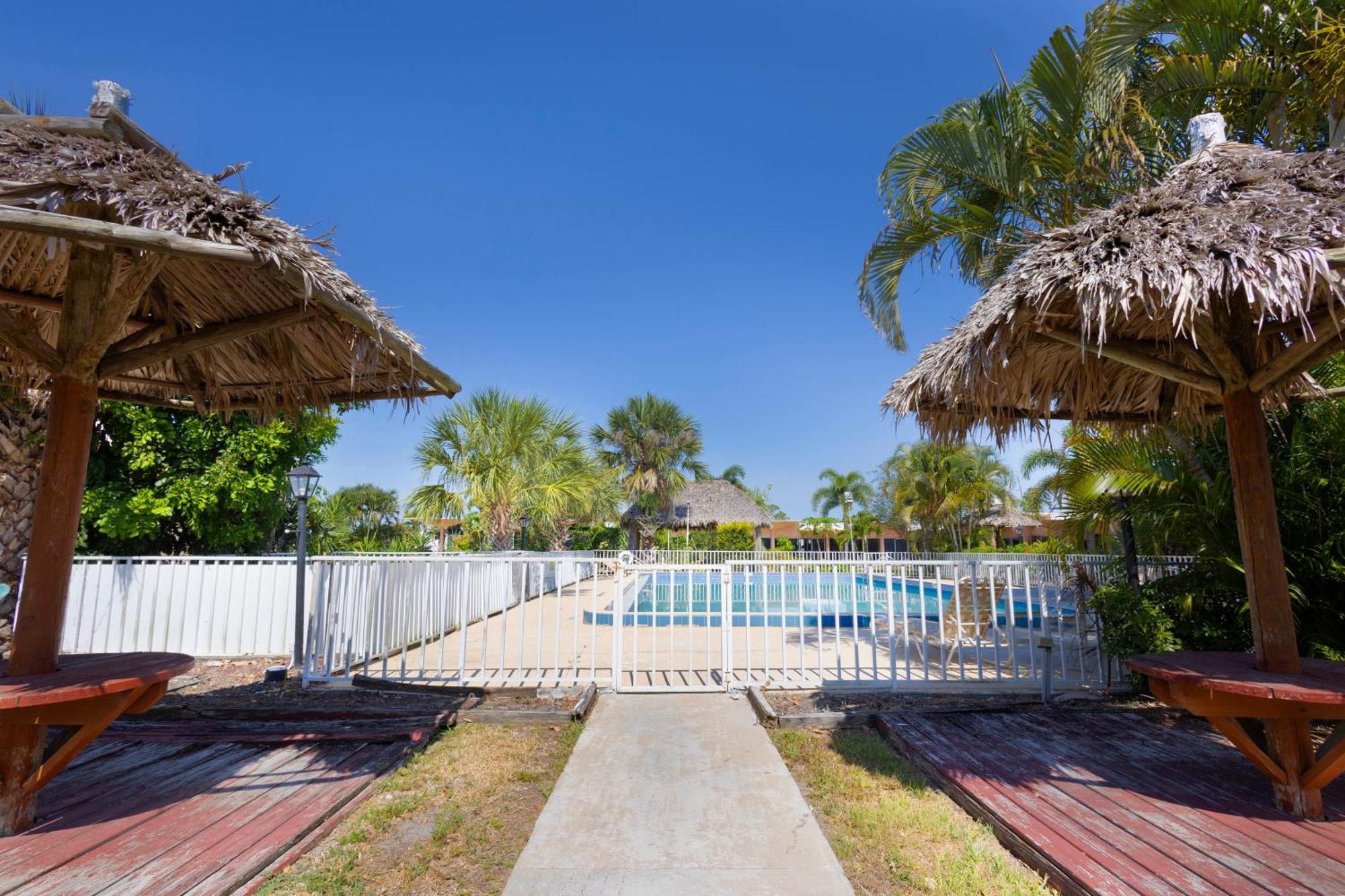 Warm Mineral Springs Motel North Port Bagian luar foto